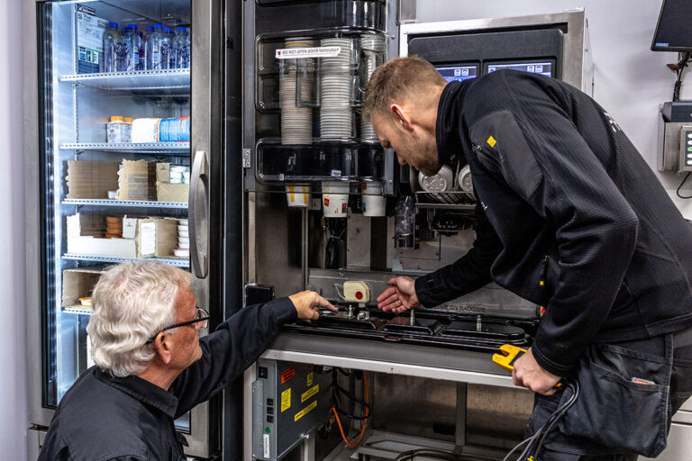 Elektrikere fra Frieba-el arbejder i et teknikskab