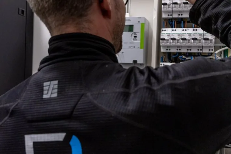Eltavle med automatsikringer og målere