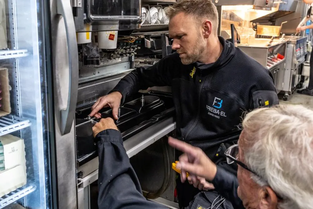 Servicemontør fra Frieba-EL på opgave hos erhvervskunde