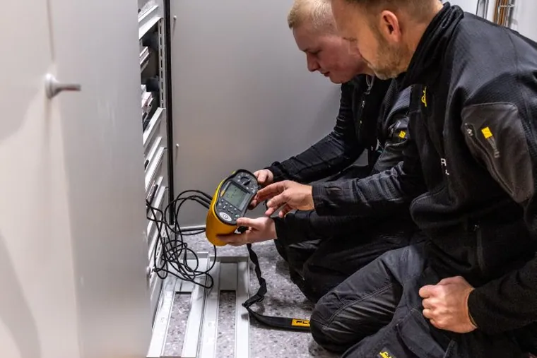 El-service hos erhvervskunde