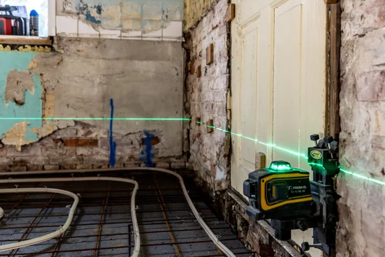 Elektriker riller vægge til nye el-installationer under renovering