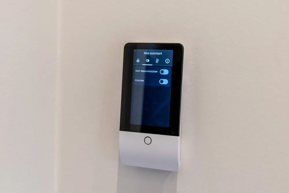 Betjeningspanel til smart home monteret på væggen