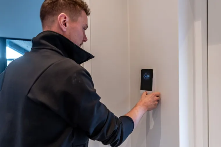 Lysstyring betjent fra vægpanel i stuen