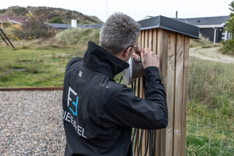 Ladestander installeret ved parkeringsplads