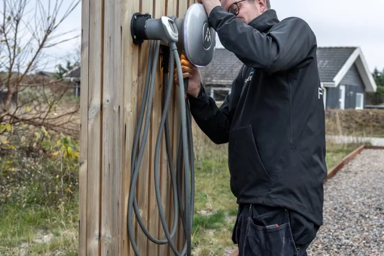Ladestander til elbil monteret ved carport