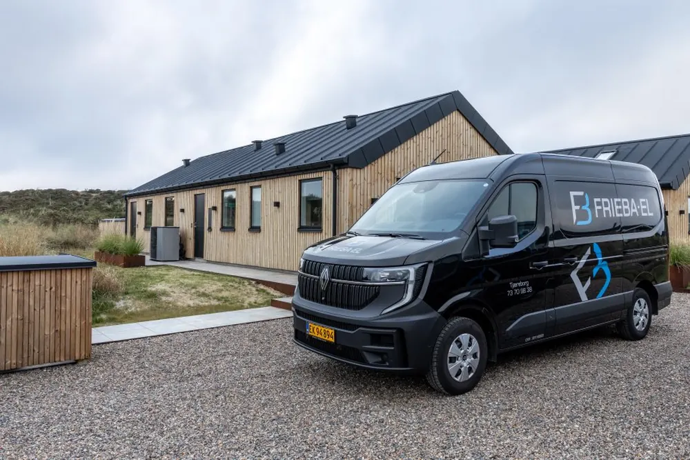 Servicebil fra Frieba-EL parkeret foran huset