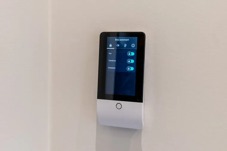 Betjeningspanel til smart home monteret på væggen