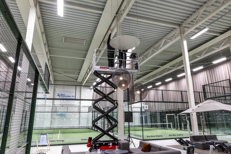 Ny LED-armatur monteres fra lift under hallens loft