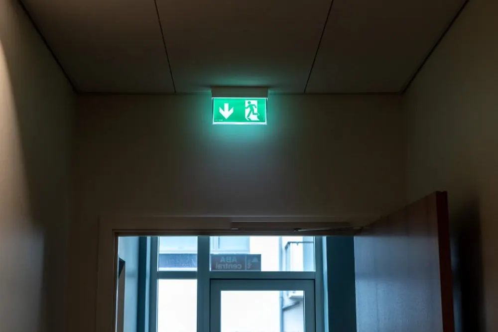 Nødbelysning og flugtvejsskilt monteret i erhvervsbygning