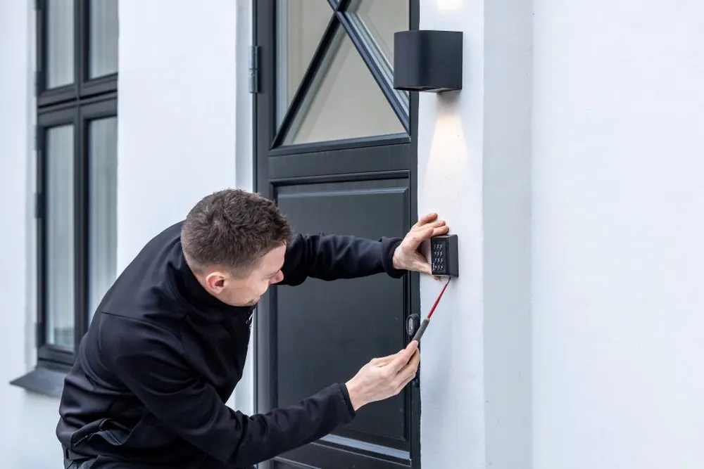 Udendørs belysning monteret ved facade og indkørsel