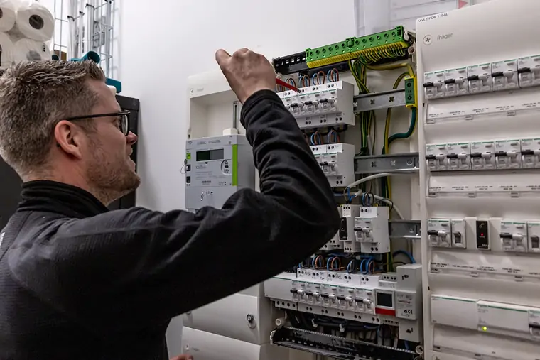 Elektriker arbejder i tavleanlægget i en privat bolig