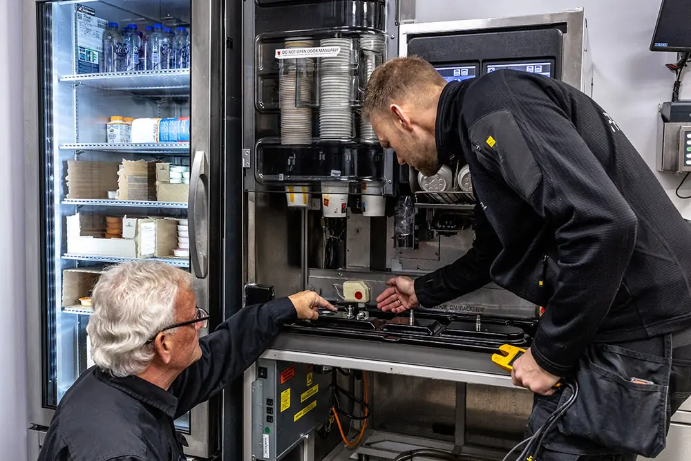 Elektrikere fra Frieba-el arbejder i et teknikskab