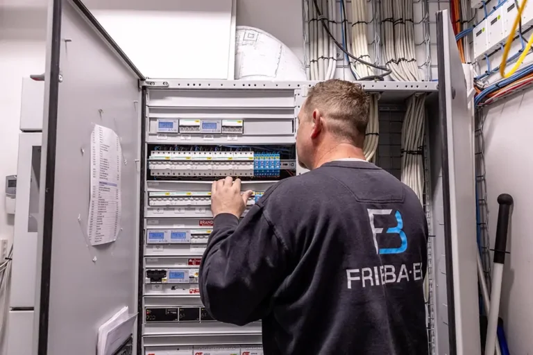 Elektriker fra Frieba-el arbejder i et tavleanlæg