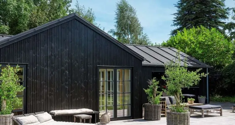 Sort sommerhus fra Skanlux med terrasse